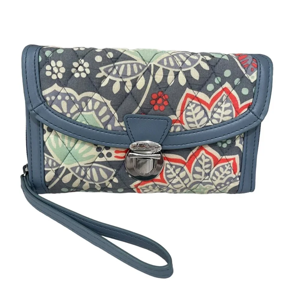 Vera‎ Bradley Quilted Floral Wallet With Wrist Strap Boho chic Clutch Patchwork